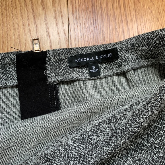 SOFT KNIT KENDALL & KYLIE SKIRT - Picture 2 of 3